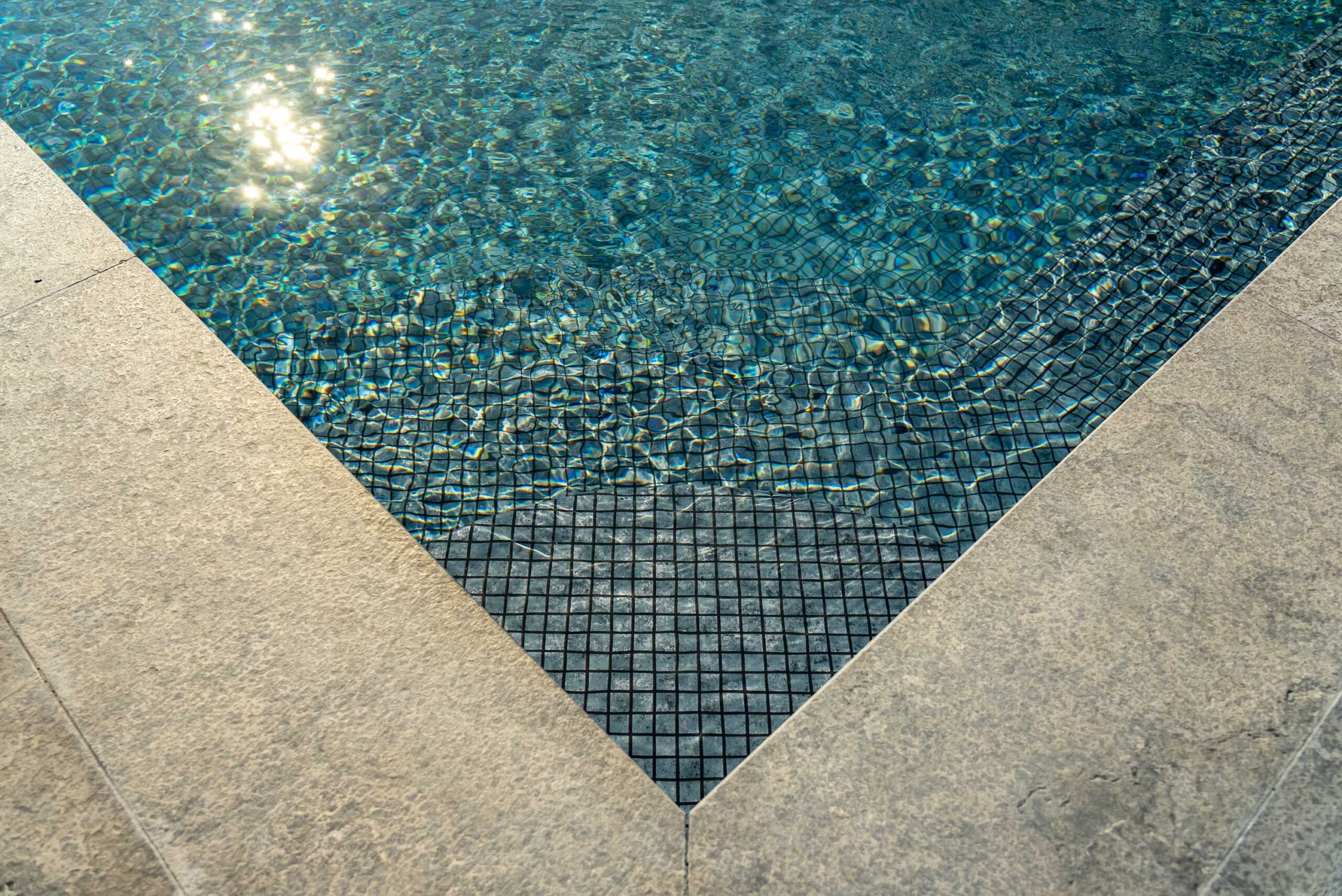 Пленка ПВХ Ogenflex Matrix Silver Black Strip, серая мозаика с черной затиркой-3D в каталоге e-pool.by